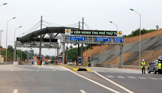 Trạm thu phí Quốc lộ 3 mới đoạn Hà Nội – Thái Nguyên vấp phải sự phản đối của người dân địa phương ngay khi chuẩn bị đưa vào khai thác. (Thời sự trưa 21/5/2017)